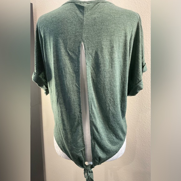 Versus a Black Hollow Open-Back Tie Top - Green - Picture 10 of 13